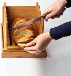 Stelleriana Broodsnijder Of Broodsnijmachine Van Bamboo Hout Als Hulpmiddel Bij Het Snijden Van Vers Zelf Gebakken Brood En Broodbakken. Bevat Een Broodplank/Snijplank Met Kruimelbak/Kruimelvanger. -Merkloos Winkel 1122x1200 4