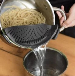 Siliconen Vergiet - Afgieter - Veilig Afgieten – Solide Compacte Keuken Afgietdeksel - Afgiethulp - Clip Aan Keuken Zeef Grijs