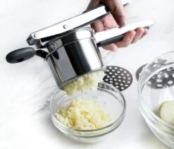 YUGN Aardappelpers Pureeknijper - Pureestamper - RVS - Inclusief 3 Verschillende Structuur Schijven - Cadeau Tip -Merkloos Winkel 1200x1027 6