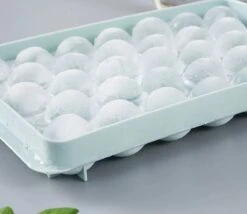 Ronde Ijsblokjesvorm Met Deksel - 2 Stuks - 66 Perfect Ronde Mini Ijsblokjes - Blauw - ø 1,5cm - Stofvrij - Plooibaar - Bioplastic - Ice Cube - Makkelijk Te Vullen - Zonder Morsen -Merkloos Winkel 1200x1041 2