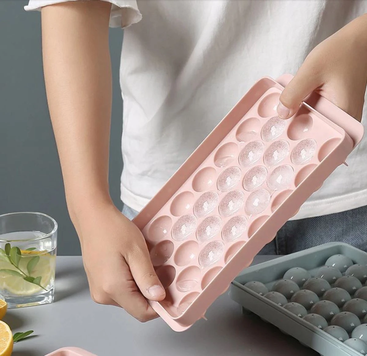 Ronde Ijsblokjesvorm Met Deksel - 2 Stuks - 66 Perfect Ronde Mini Ijsblokjes - Roze - ø 1,5cm - Stofvrij - Plooibaar - Bioplastic - Ice Cube - Makkelijk Te Vullen - Zonder Morsen 2 Ronde Ijsblokjesvorm Met Deksel - 2 Stuks - 66 Perfect Ronde Mini Ijsblokjes - Roze - ø 1,5cm - Stofvrij - Plooibaar - Bioplastic - Ice Cube - Makkelijk Te Vullen - Zonder Morsen - Afbeelding 2