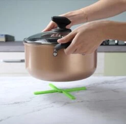 ZijTak - 6 Kleurige Onderzetters - Pannenonderzetter - Pannen En Potten - Opvouwbaar - Silicone - Keuken - Antislip - Onderzetter - Pannenlap - Hitte Bestendig - Plooibaar - Hip Design - Praktisch Opblooibaar - Duurzaam - Afwasbaar -Merkloos Winkel 1200x1180 29