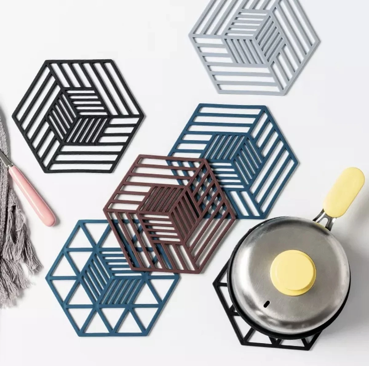 Db Onderzetters (2 Stuks) - Multifunctioneel - Onderleggers Glazen - Siliconen - Accessoires - Glas Onderzetters - Zeshoekig - Hip Design - Zwart 3 Db Onderzetters (2 Stuks) - Multifunctioneel - Onderleggers Glazen - Siliconen - Accessoires - Glas Onderzetters - Zeshoekig - Hip Design - Zwart - Afbeelding 3