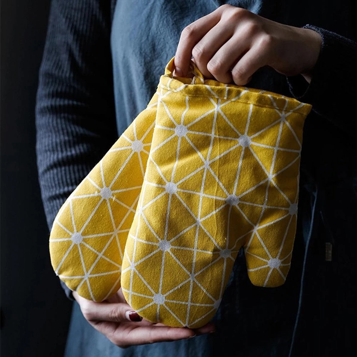 Ovenwanten Van Sophie Nordinn® - Ovenhandschoenen Lund (Raster Zwart) - Ovenwanten 2 Stuks - Katoen 5 Ovenwanten Van Sophie Nordinn® - Ovenhandschoenen Lund (Raster Zwart) - Ovenwanten 2 Stuks - Katoen - Afbeelding 5