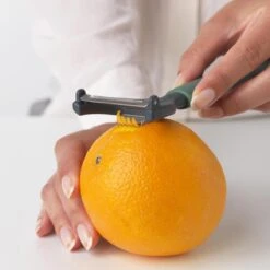 Brabantia Tasty+ Dunschiller Y-vorm Plus Zesteur - Fir Green -Merkloos Winkel 1200x1200 2114