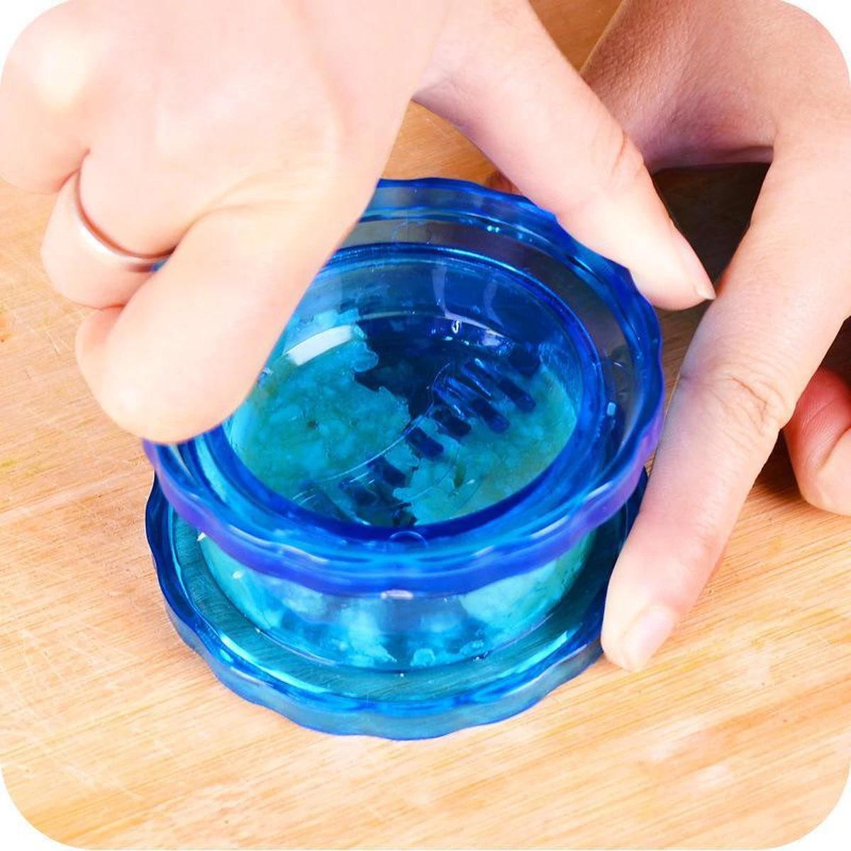 Garlic Chef Knoflookpers - Knoflook Hakker - Keukenhulp Knoflooksnijder (blauw) 1 Garlic Chef Knoflookpers - Knoflook Hakker - Keukenhulp Knoflooksnijder (blauw)