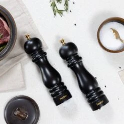 Deleca Luxe Peper En Zoutmolen Set - Met Geschenkdoos - Zout / Pepermolen - Rubberhout - Zwart & Goud 18 Deleca Luxe Peper En Zoutmolen Set - Met Geschenkdoos - Zout / Pepermolen - Rubberhout - Zwart & Goud -Merkloos Winkel 1200x1200 2979