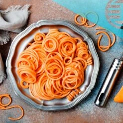 Qitch & Quisine Premium Spiraalsnijder + Borstel & Dunschiller – 4-in-1 Multifunctionele Groentensnijder – Groentenpasta/Groentenspaghetti Spiralizer – Vegetarische/Veganistische/Paleo/Low-Carb Recepten & Dieet -Merkloos Winkel 1200x1200 3017