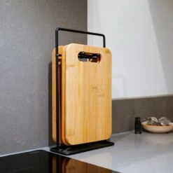 Luxe Snijplankenset Met Houder Van In Round – 4 Snijplanken – Houten Snijplank Rechthoek – Zwart Metalen Houder – Bamboe Hout – Serveerplank Hakblok Broodplank – Ontbijtplankjes Set – Cutting / Chopping Board – Keukengerei – Snijplankje – Borrelplank -Merkloos Winkel 1200x1200 3541