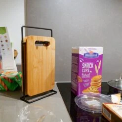 Luxe Snijplankenset Met Houder Van In Round – 4 Snijplanken – Houten Snijplank Rechthoek – Zwart Metalen Houder – Bamboe Hout – Serveerplank Hakblok Broodplank – Ontbijtplankjes Set – Cutting / Chopping Board – Keukengerei – Snijplankje – Borrelplank -Merkloos Winkel 1200x1200 3542