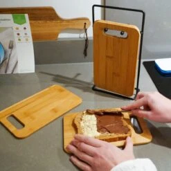 Luxe Snijplankenset Met Houder Van In Round – 4 Snijplanken – Houten Snijplank Rechthoek – Zwart Metalen Houder – Bamboe Hout – Serveerplank Hakblok Broodplank – Ontbijtplankjes Set – Cutting / Chopping Board – Keukengerei – Snijplankje – Borrelplank -Merkloos Winkel 1200x1200 3543