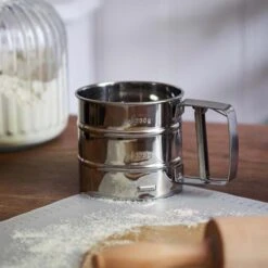 Professionele RVS Meelzeef - Bloemzeef - Poedersuikerzeef - Suikerzeef - Bakgerei - Stooier - Keuken Tafel -Roestvrij Staal - Draai Meel Zeef - Bloem Zeef - Poedersuiker Zeef - -Merkloos Winkel 1200x1200 3806