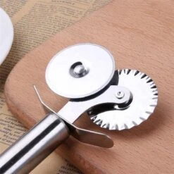 Deegwiel Dubbel RVS - Deegsnijder/Ravioli Snijder - Deegwieltje - Radeerwieltje - Radeermes - Pastawiel - Ravioli Snijder - Radeerwiel - Kartelwiel 11 Deegwiel Dubbel RVS - Deegsnijder/Ravioli Snijder - Deegwieltje - Radeerwieltje - Radeermes - Pastawiel - Ravioli Snijder - Radeerwiel - Kartelwiel -Merkloos Winkel 1200x1200 4085