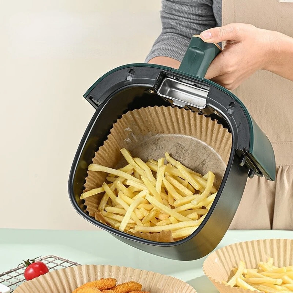LJP - 100 Stuks - Airfryer Wegwerpbakjes - 16 Centimeter - Bakpapier - Airfryer Accesoires - Luchtfriteuse Wegwerp Bakjes - 100 Stuks 1 LJP - 100 Stuks - Airfryer Wegwerpbakjes - 16 Centimeter - Bakpapier - Airfryer Accesoires - Luchtfriteuse Wegwerp Bakjes - 100 Stuks