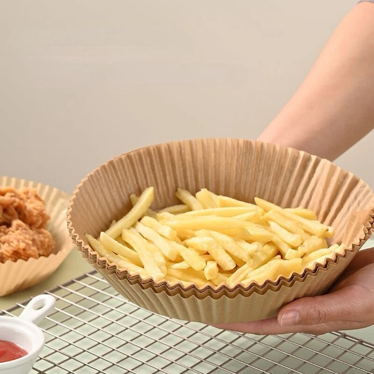 LJP - 100 Stuks - Airfryer Wegwerpbakjes - 16 Centimeter - Bakpapier - Airfryer Accesoires - Luchtfriteuse Wegwerp Bakjes - 100 Stuks 4 LJP - 100 Stuks - Airfryer Wegwerpbakjes - 16 Centimeter - Bakpapier - Airfryer Accesoires - Luchtfriteuse Wegwerp Bakjes - 100 Stuks - Afbeelding 4