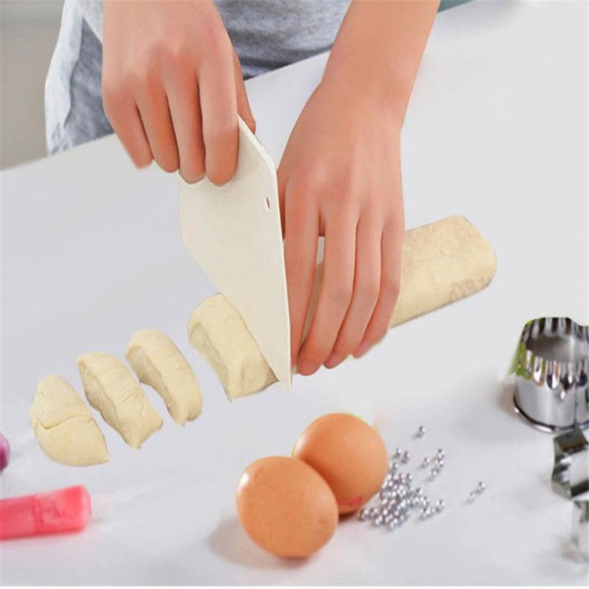 Merkloos Deegschraper - Kunststof Schraper Voor Taart – Cake - Deeg - Deeg Snijder - Deegkrabber - Deeg Cutter Keuken Tool - Wit 8 Merkloos Deegschraper - Kunststof Schraper Voor Taart – Cake - Deeg - Deeg Snijder - Deegkrabber - Deeg Cutter Keuken Tool - Wit - Afbeelding 8