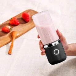 Blend In - Blender To Go - Smoothie Maker - Oplaadbare Mini Blender - Smoothies & Shakes - Draadloos & Draagbaar - Fruit Mixer - USB Oplaadbaar - 350ML - Zwart -Merkloos Winkel 1200x1200 6608