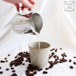 House Of Husk® Melkkan Met Art Pen - 350ml Melkopschuimkan - Zilver - Melkkannetje - Milk Pitcher - RVS - Barista Melkkan - Inclusief Latte Art Pen -Merkloos Winkel 1200x1200 6845