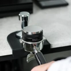 Tamper & Verdeler Combinatie - 53.3mm - Zwart - Koffie Distributeur – Tamper Koffie - Espresso Verdeler - Coffee Distributor - Sage Barista – Solis Espressomachine - Breville 8 Tamper & Verdeler Combinatie - 53.3mm - Zwart - Koffie Distributeur – Tamper Koffie - Espresso Verdeler - Coffee Distributor - Sage Barista – Solis Espressomachine - Breville -Merkloos Winkel 1200x1200 6937