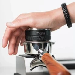 Tamper & Verdeler Combinatie - 53.3mm - Zwart - Koffie Distributeur – Tamper Koffie - Espresso Verdeler - Coffee Distributor - Sage Barista – Solis Espressomachine - Breville 11 Tamper & Verdeler Combinatie - 53.3mm - Zwart - Koffie Distributeur – Tamper Koffie - Espresso Verdeler - Coffee Distributor - Sage Barista – Solis Espressomachine - Breville -Merkloos Winkel 1200x1200 6940