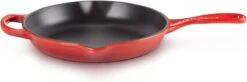 Le Creuset - Gietijzeren Ronde Skillet In Kersenrood 23cm -Merkloos Winkel 1200x397 1