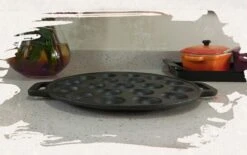 YUGN BLACK Poffertjespan Poffertjesmaker 6 Delige Set - 19 Poffertjes Incl Doseerfles Kwast Poffertjesvork Siliconen Ovenwanten - Platte Onderkant Poffertjespan Inductie Poffertjespan Elektrisch - Cadeau Tip -Merkloos Winkel 1200x751 3