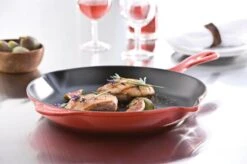 Le Creuset - Gietijzeren Ronde Skillet In Kersenrood 23cm -Merkloos Winkel 1200x799 135