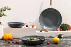 Swiss Pro+ - Koekenpannenset - 3 Delig - Keramisch - Inductie - Milieuvriendelijk - PFAS - PFOA Vrij - Sapphire Green 18 Swiss Pro+ - Koekenpannenset - 3 Delig - Keramisch - Inductie - Milieuvriendelijk - PFAS - PFOA Vrij - Sapphire Green -Merkloos Winkel 1200x799 79