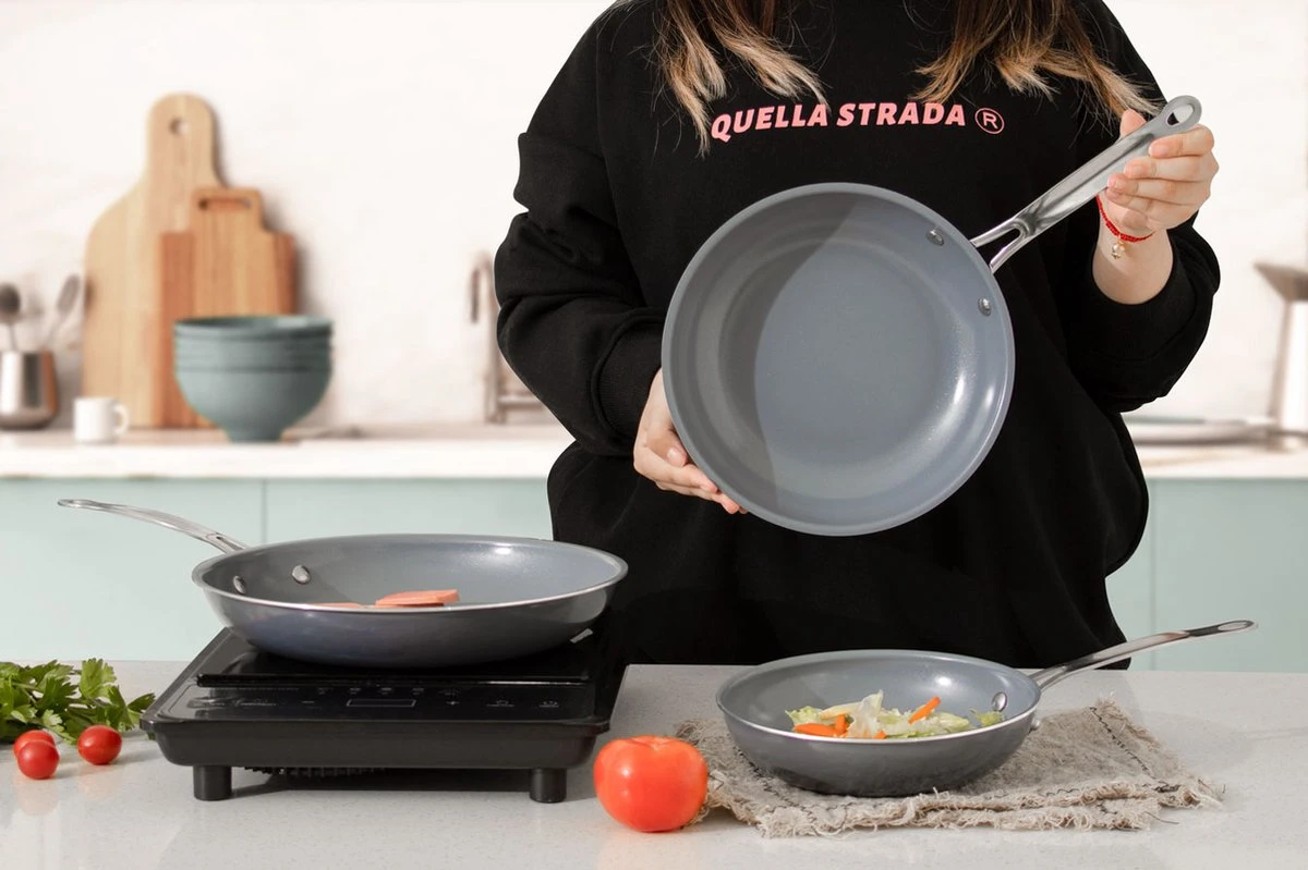 Swiss Pro+ - Koekenpannenset - 3 Delig - Keramisch - Inductie - Milieuvriendelijk - PFAS - PFOA Vrij - Sapphire Green 12 Swiss Pro+ - Koekenpannenset - 3 Delig - Keramisch - Inductie - Milieuvriendelijk - PFAS - PFOA Vrij - Sapphire Green - Afbeelding 12