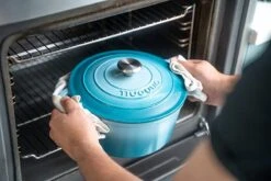Nuovva Gietijzeren Braadpan Antiaanbaklaag Met Deksel - Sudderpan Blauw - Rond - Ø24 Cm - 4,7 Liter - 100% PFAS & PFOA Vrij - Geschikt Voor Alle Warmtebronnen - Elektrisch - Gas - Halogeen - Inductie – Keramisch 8 Nuovva Gietijzeren Braadpan Antiaanbaklaag Met Deksel - Sudderpan Blauw - Rond - Ø24 Cm - 4,7 Liter - 100% PFAS & PFOA Vrij - Geschikt Voor Alle Warmtebronnen - Elektrisch - Gas - Halogeen - Inductie – Keramisch -Merkloos Winkel 1200x800 240