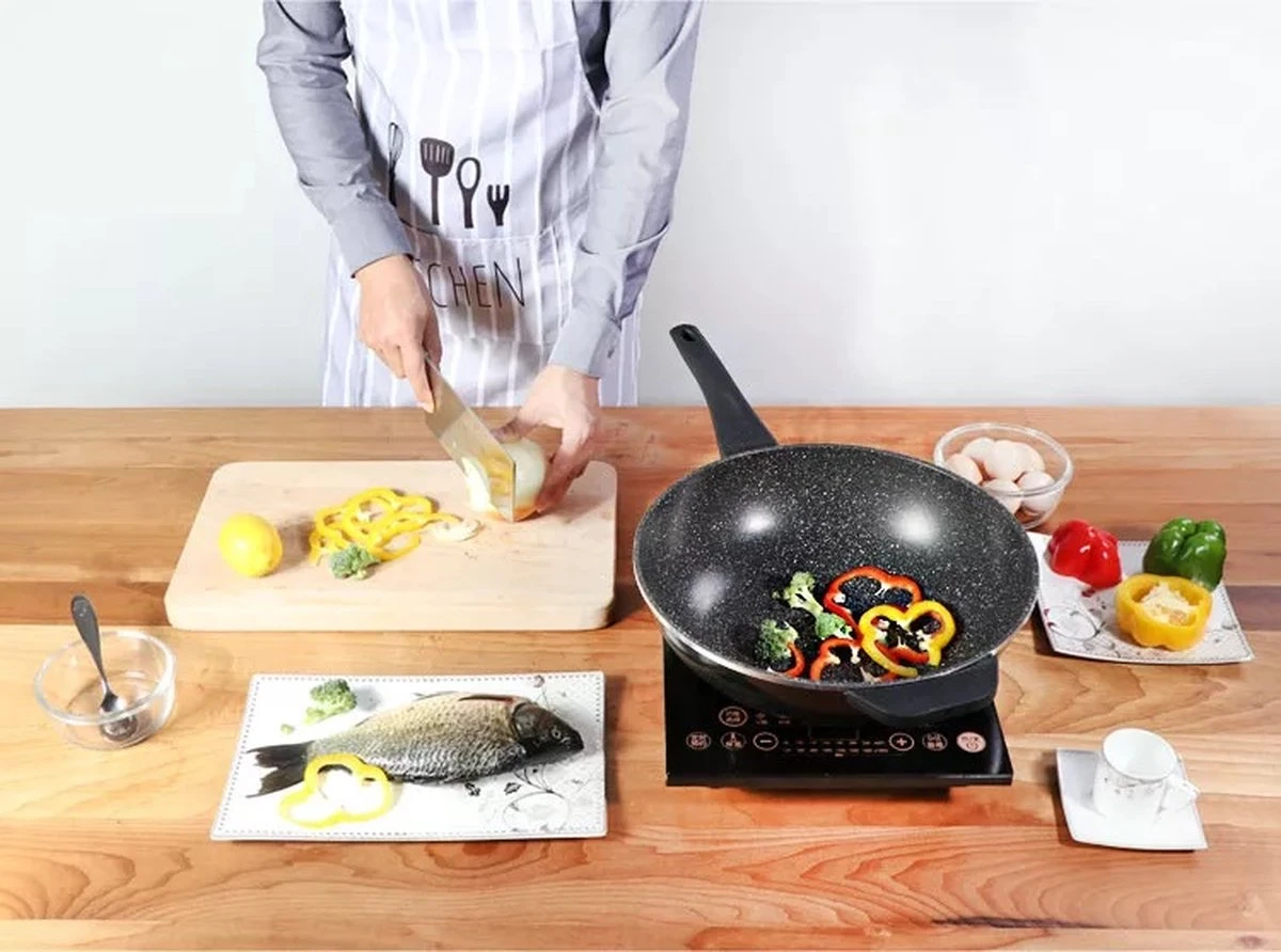 Cheffinger Wokpan Met Deksel - 32cm - Zwart - Pan - Keukenaccessoires 9 Cheffinger Wokpan Met Deksel - 32cm - Zwart - Pan - Keukenaccessoires - Afbeelding 9