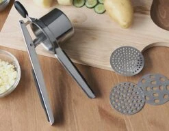 YUGN Aardappelpers Pureeknijper - Pureestamper - RVS - Inclusief 3 Verschillende Structuur Schijven - Cadeau Tip -Merkloos Winkel 1200x932 4