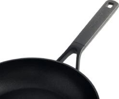 KitchenAid Classic Forged Aluminium Wok ø28cm - Zwart - Inductie - Anti-aanbak -Merkloos Winkel 1200x997 3