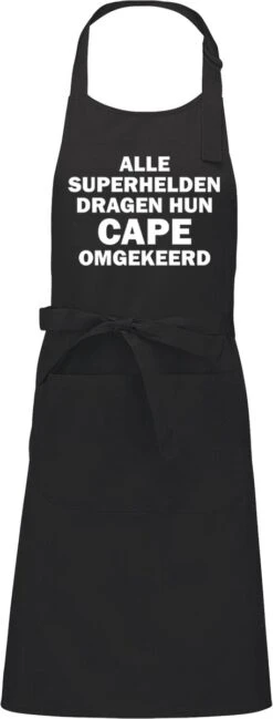 KARIBAN ALLE SUPERHELDEN DRAGEN HUN CAPE OMGEKEERD Herenschort - Zwart Met Witte Tekst - One Size (volwassenen) - Luxe Schort - Keuken | Barbeque | BBQ | Bedienings Schort - Grappige Teksten | Designs - Voor De Stoere Man - Verstelbaar - Cadeau -Merkloos Winkel 457x1200