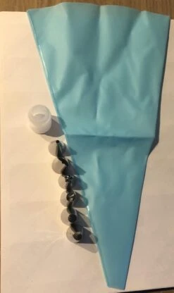 Merkloos Slagroomspuit Met 6 Spuitmondjes - Herbruikbaar - Garneerspuit - Decoratie - Taart - Gebak - Cupcake - Cake - RVS - Slagroom Spuitzak - Blauw