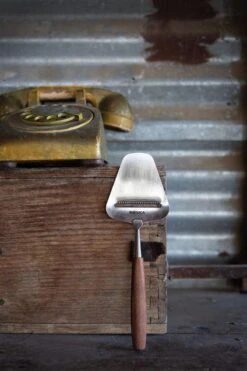 Boska Kaasschaaf Vienna - Kaasschaaf Harde Kaas - Kaasschaaf Oude Kaas - Kaasschaaf Houten Handvat - RVS - Multifunctionele Snijder - Keukengerei - Keuken Accessoires - 10 Jaar Garantie -Merkloos Winkel 800x1200 58