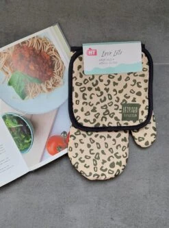 Ovenwanten Leopard - Luipaard - Design - Print - Ovenwanten - Pannenlap - Panterprint - Oven - Warmtebestendig - Hittebestendig - Keuken - Koken - Pannenlappen En Ovenwanten - Pannenlappen Set - 2 Stuks - Ovenhandschoenen - Oven Glove - Pot Pad - -Merkloos Winkel 891x1200